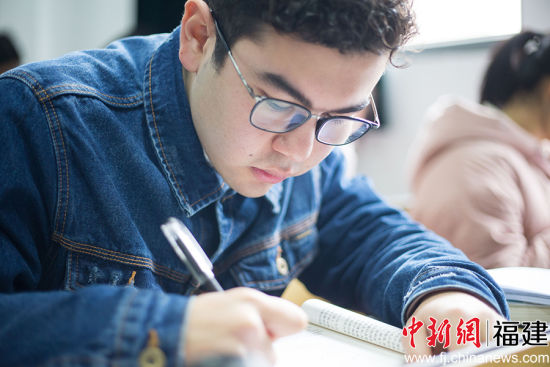 就读于福州大学的哈萨克族学生也里来自美丽的新疆塔城。他的故乡与福州的直线距离近5000公里。李南轩 摄