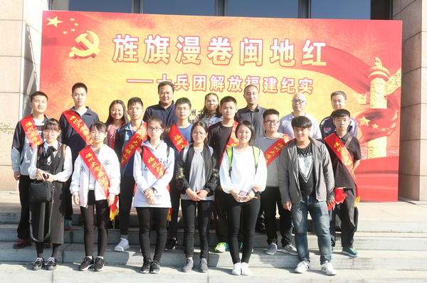 2.同学们在展厅外合影.JPG