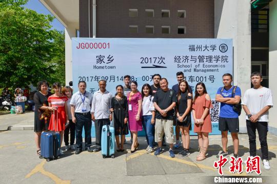 福州大学经济与管理学院设立了一面以火车票为主要设计元素的背景墙。　代行健 摄