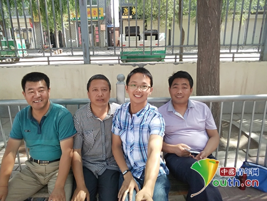 福州大学第十七届研支团成员谢仁栩与三营中学教师合影。谢仁栩 供图