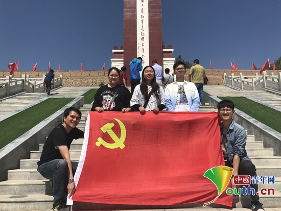 福州大学研支团在宁夏西吉将台堡，举行“走好新的长征路”主题教育活动。