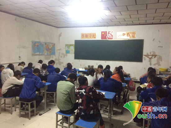 图为福州大学研支团成员与三营中学学生上开学第一天的晚自习。福州大学研支团 供图