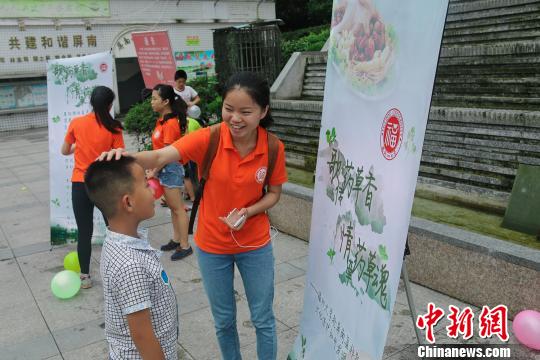 福建大学生走基层体验传统文化智助屏南乡土文化传承