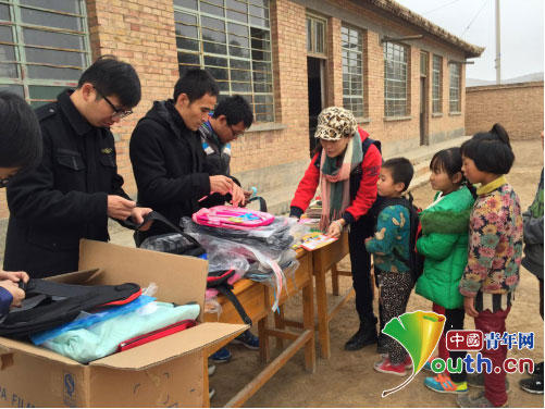 福州大学研支团成员为丘陵小学的孩子们发放书包、文具和书籍。肖鹏程供图