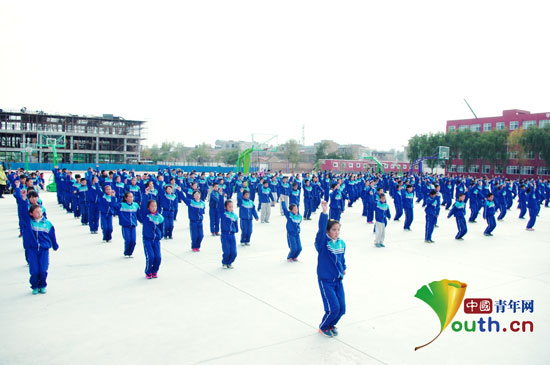 图为比赛现场三营中学学生在认真做操。许金旭供图