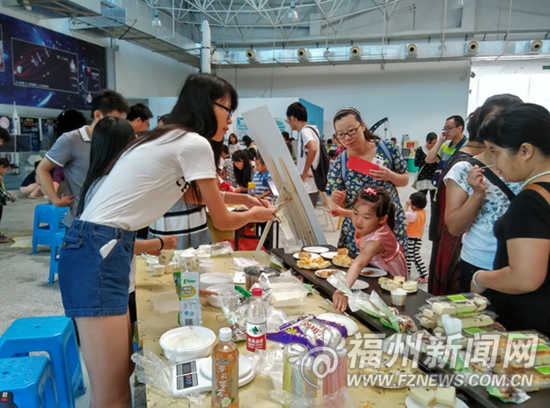福州科技馆:大学生摆摊玩创意 亲子手工活乐翻天