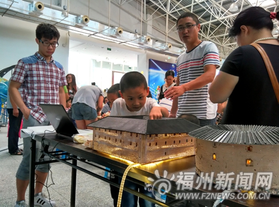 福州科技馆:大学生摆摊玩创意 亲子手工活乐翻天