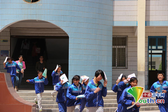 福州大学支教团三营中学开展地震逃生演练。图为学生们从教室有序疏散撤离。