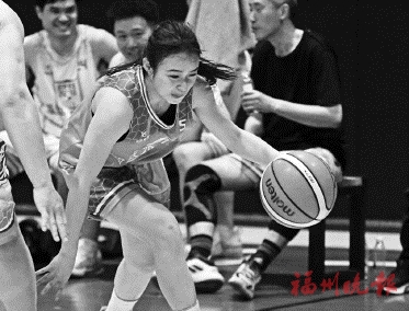 篮球场上与男子“硬碰硬”