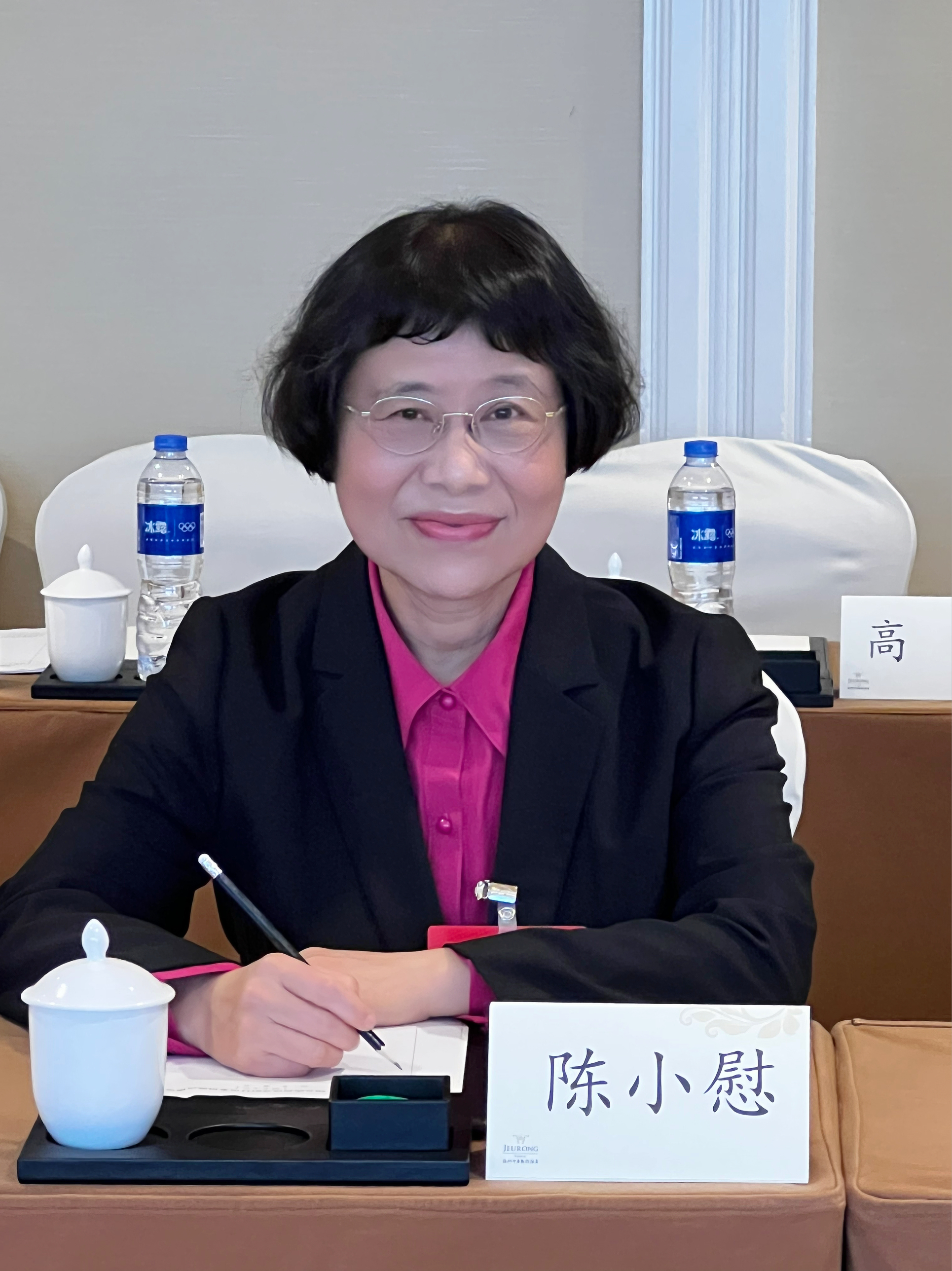 20240402陈小慰教授获资深翻译家荣誉近照外语学院.jpg