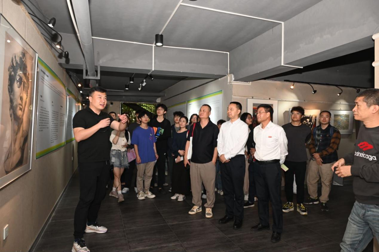 20240329厦门市文联党组成员副主席陈春洋等领导嘉宾观展厦门工艺美术学院.png