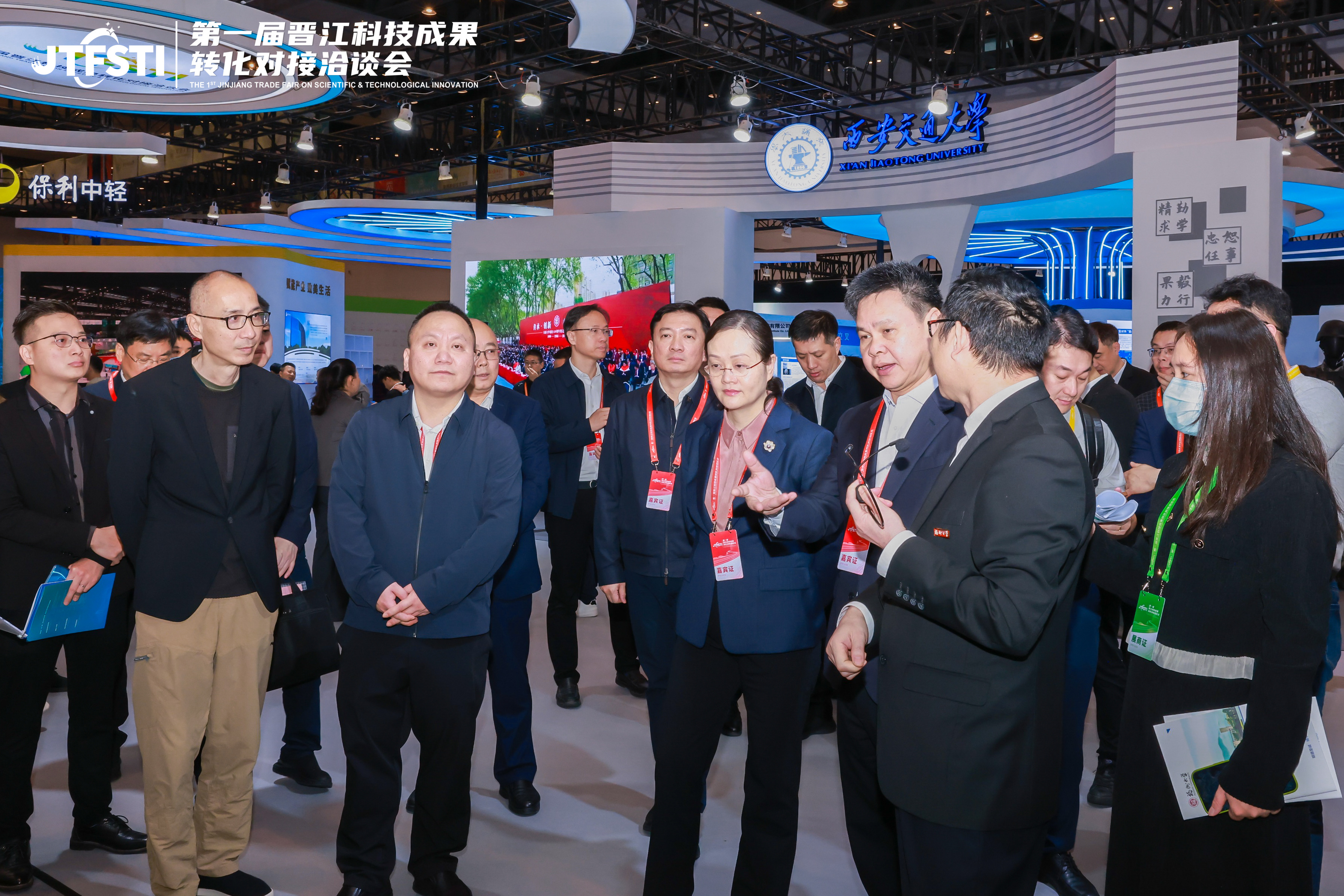 20240409领导参观福州大学展区林凉凉.jpg