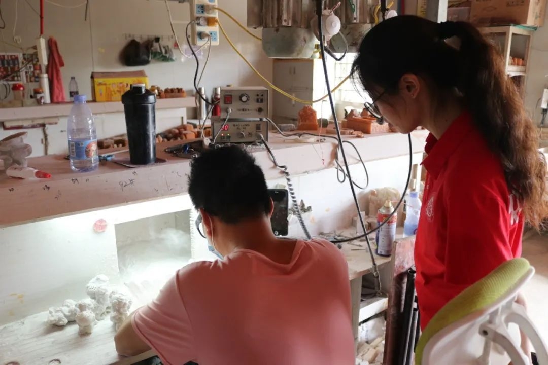 20240527特教学生在学习石雕技术.jpg