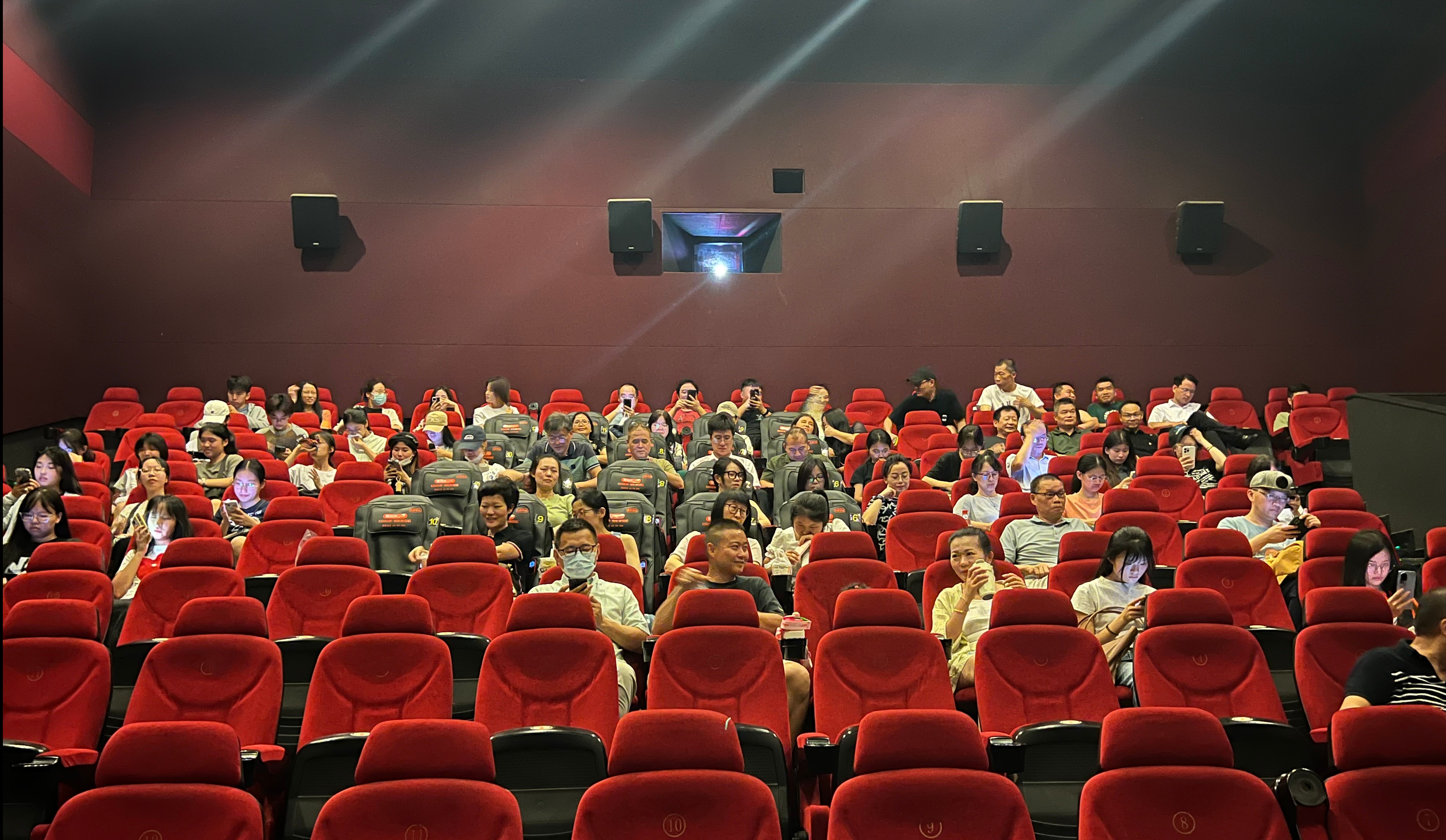 20240627组织师生观看厦门工艺美术学院.jpg