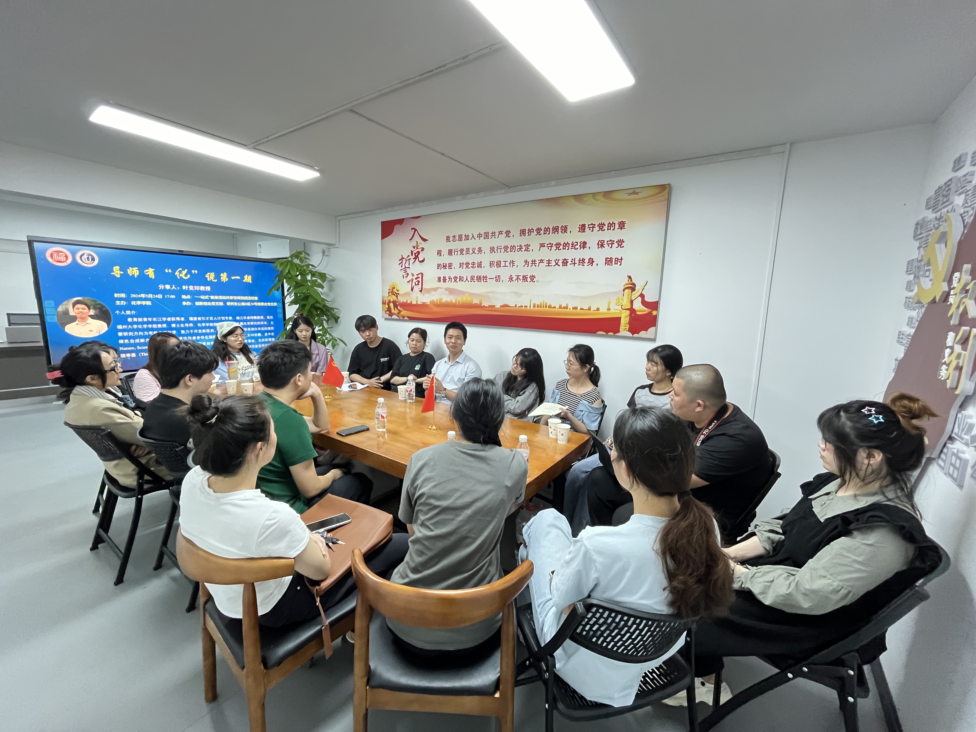20240702“一站式”学生社区共享空间进行职涯规划和学业发展指导.jpg