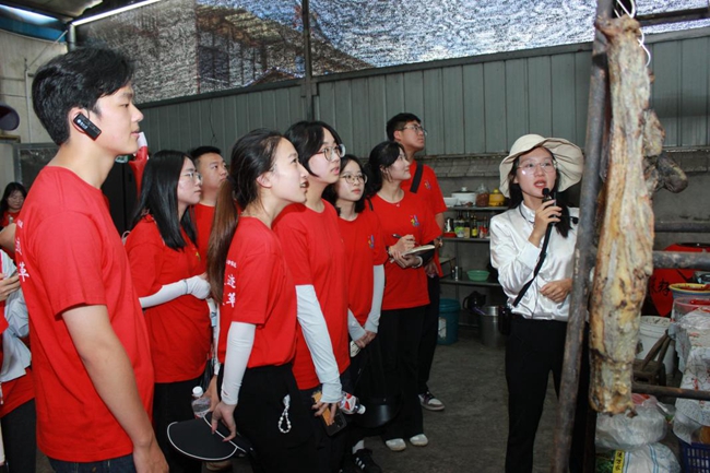 20240719实践队在谢家铺参观学习.jpg