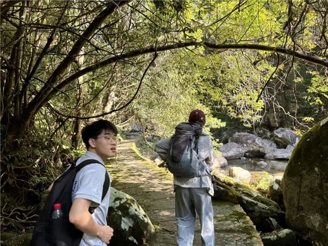 20240826实践队成员在游览畲山水景区。黎仲辉 供图.jpeg