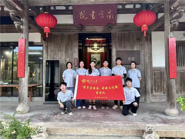 20240826实践队在谷仓画院合影。黎仲辉 供图.jpeg