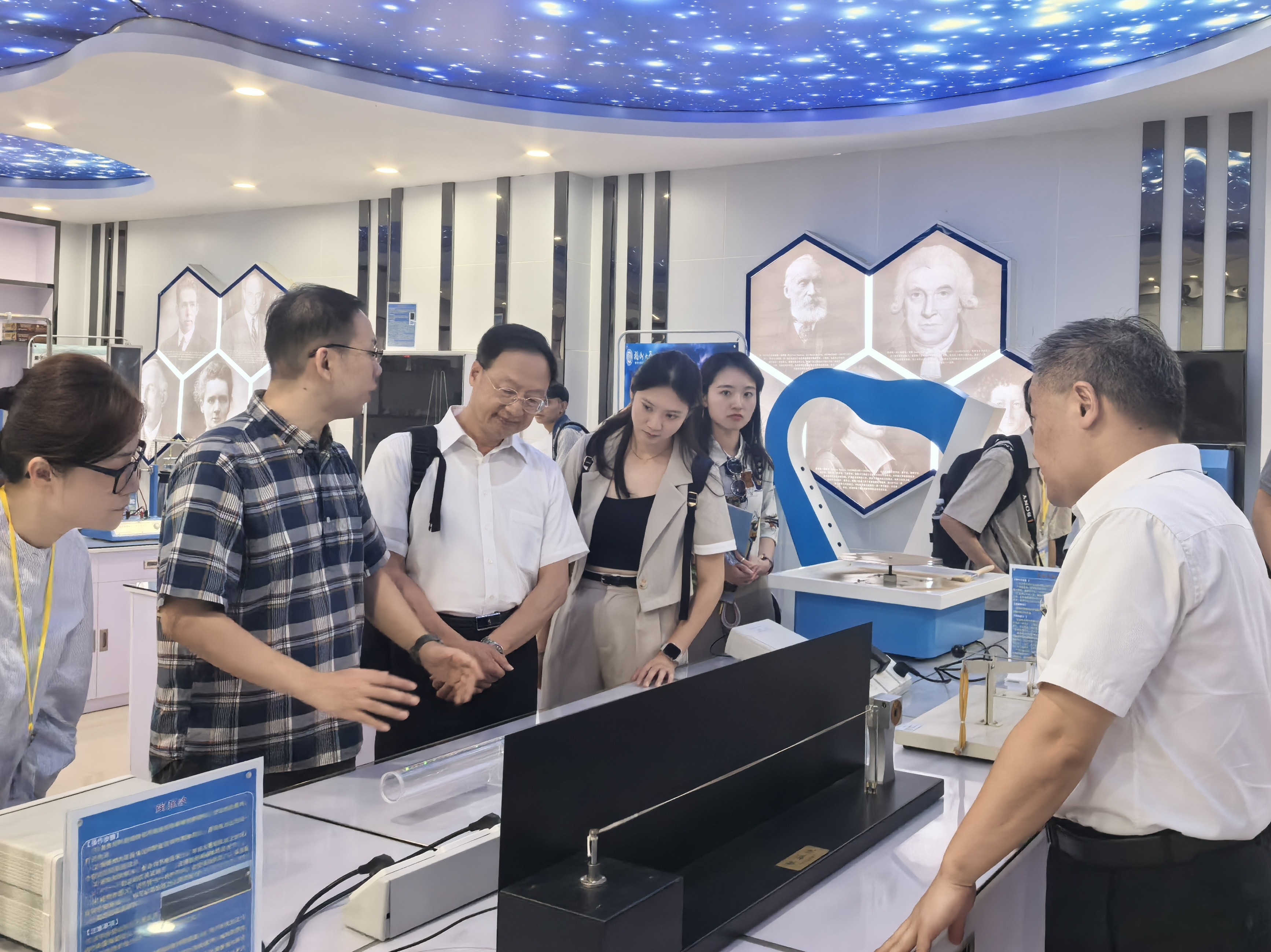 20240902江宜桦一行在物信学院实验室.png