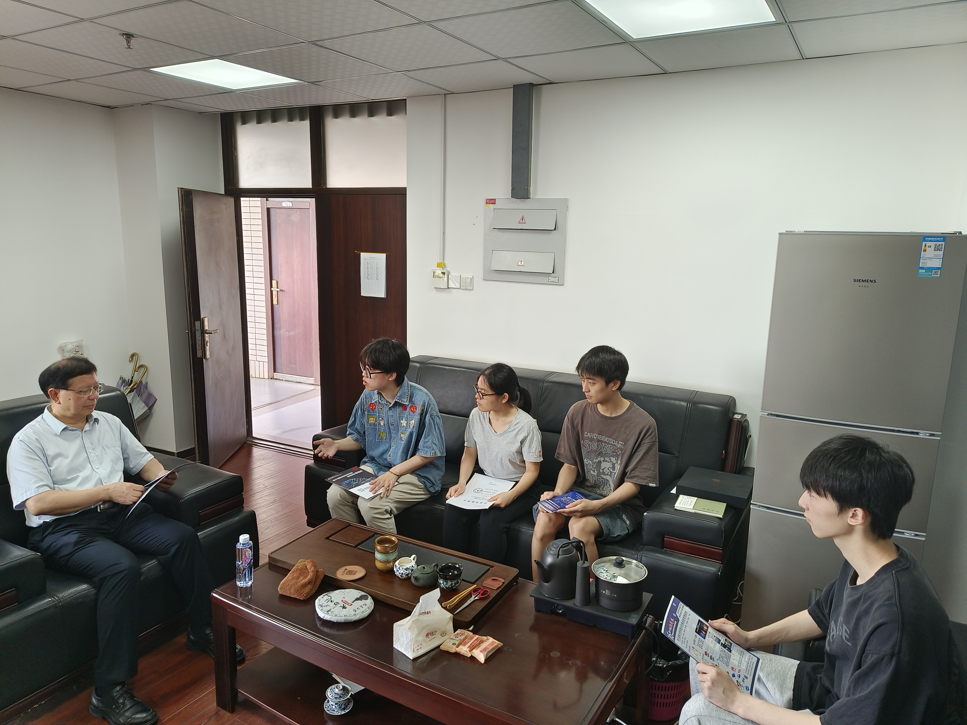20240531团队成员拜访郭太良教授，汇报项目进展。.jpg