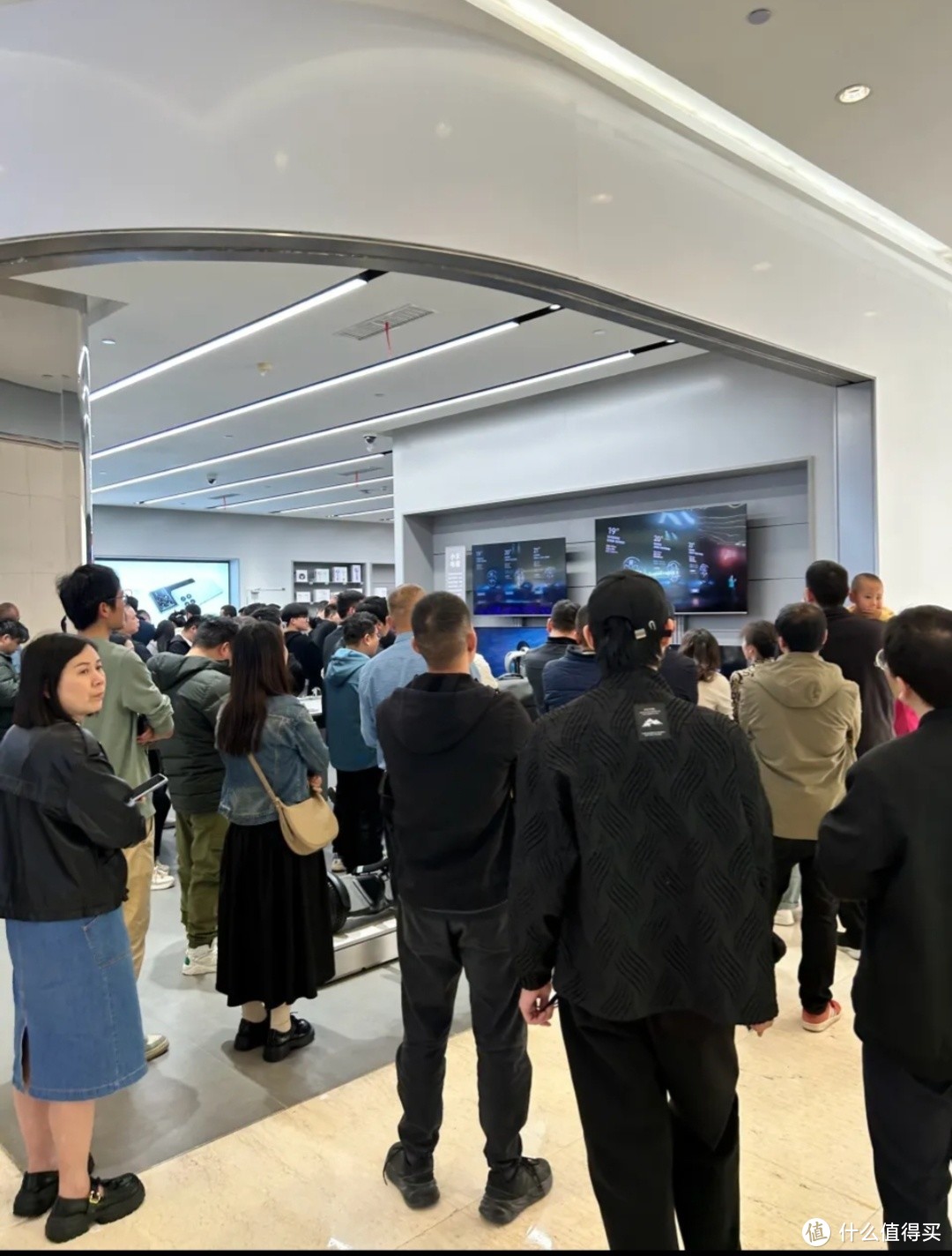 人山人海！小米汽车Su7火出圈的原因找到了