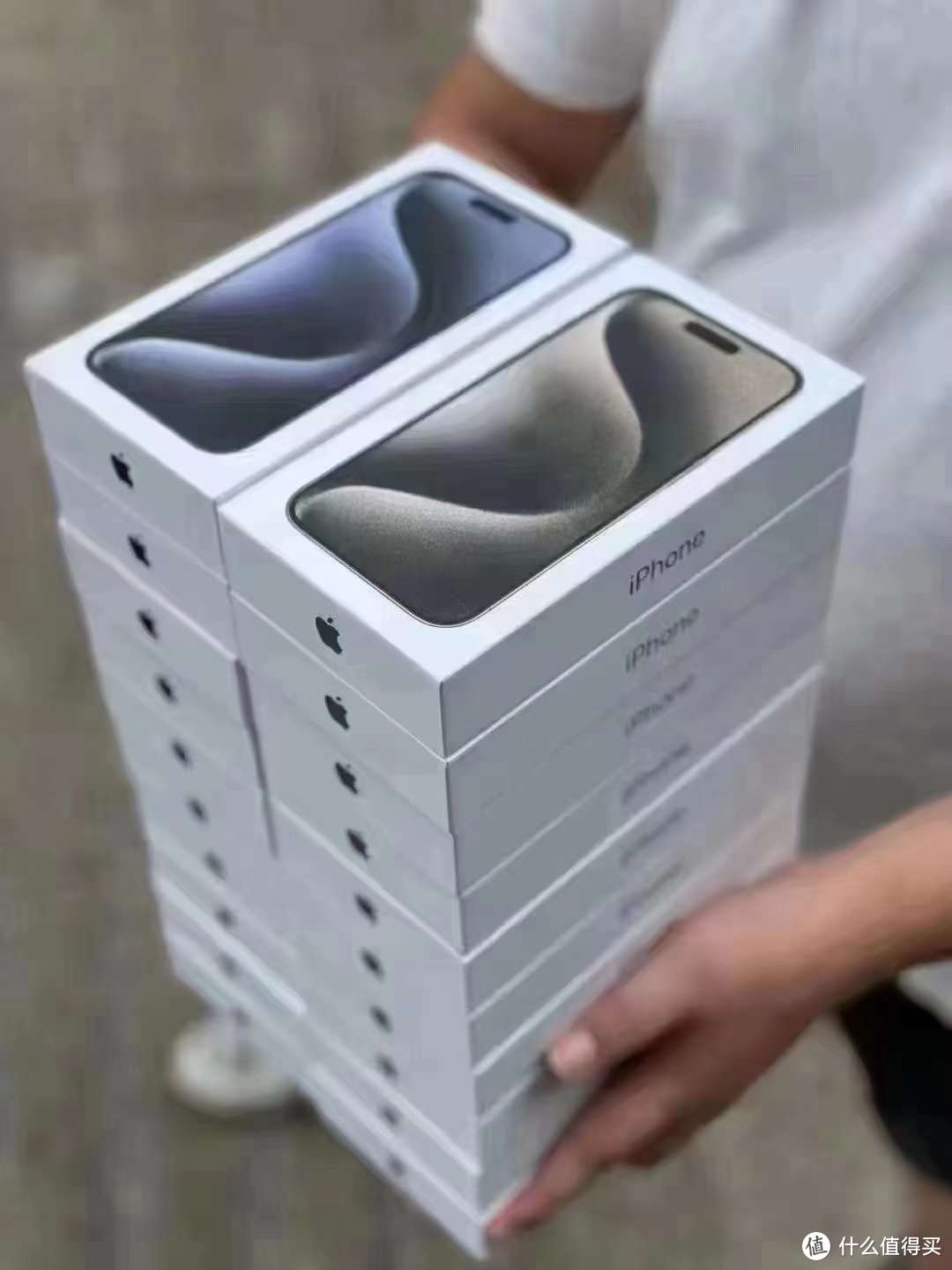 双11 iPhone15持续暴跌，最高直跌千元起，库克连夜访华