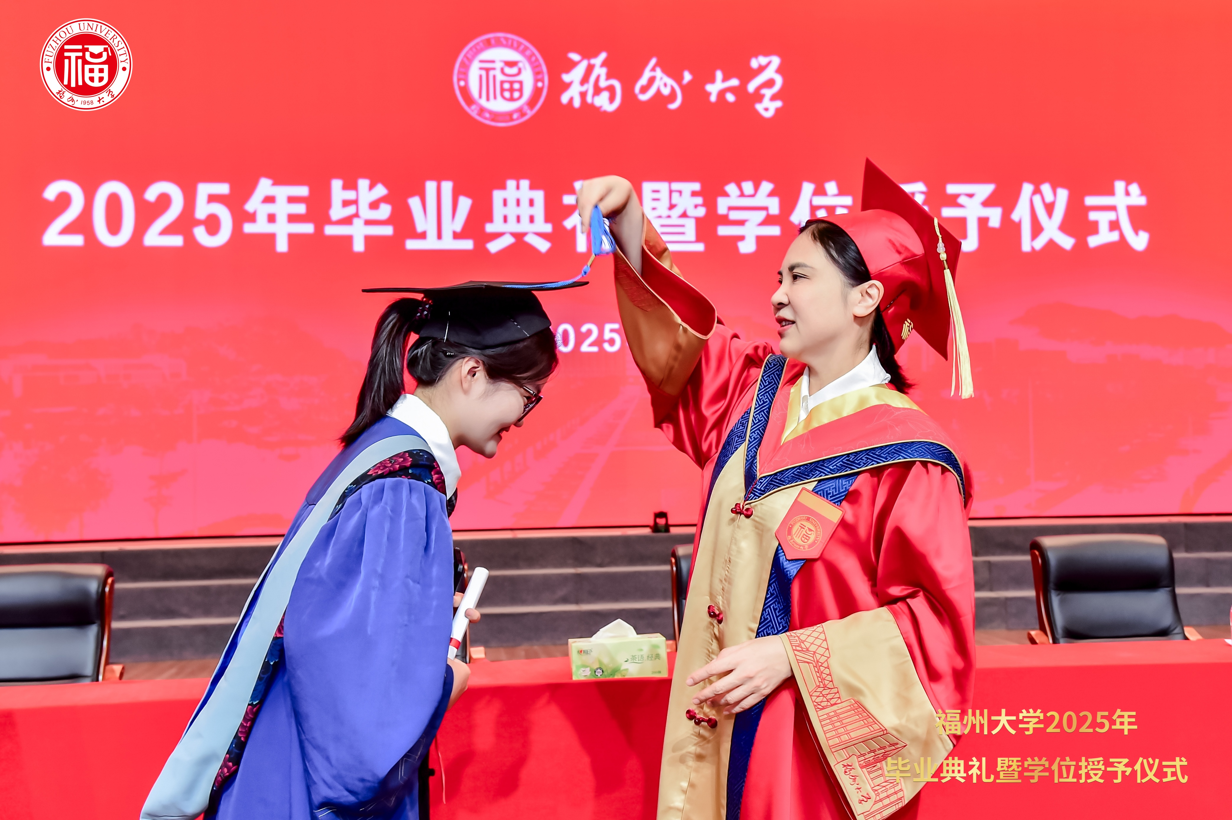 20250622毕业典礼吴明红校长拨穗1.jpg