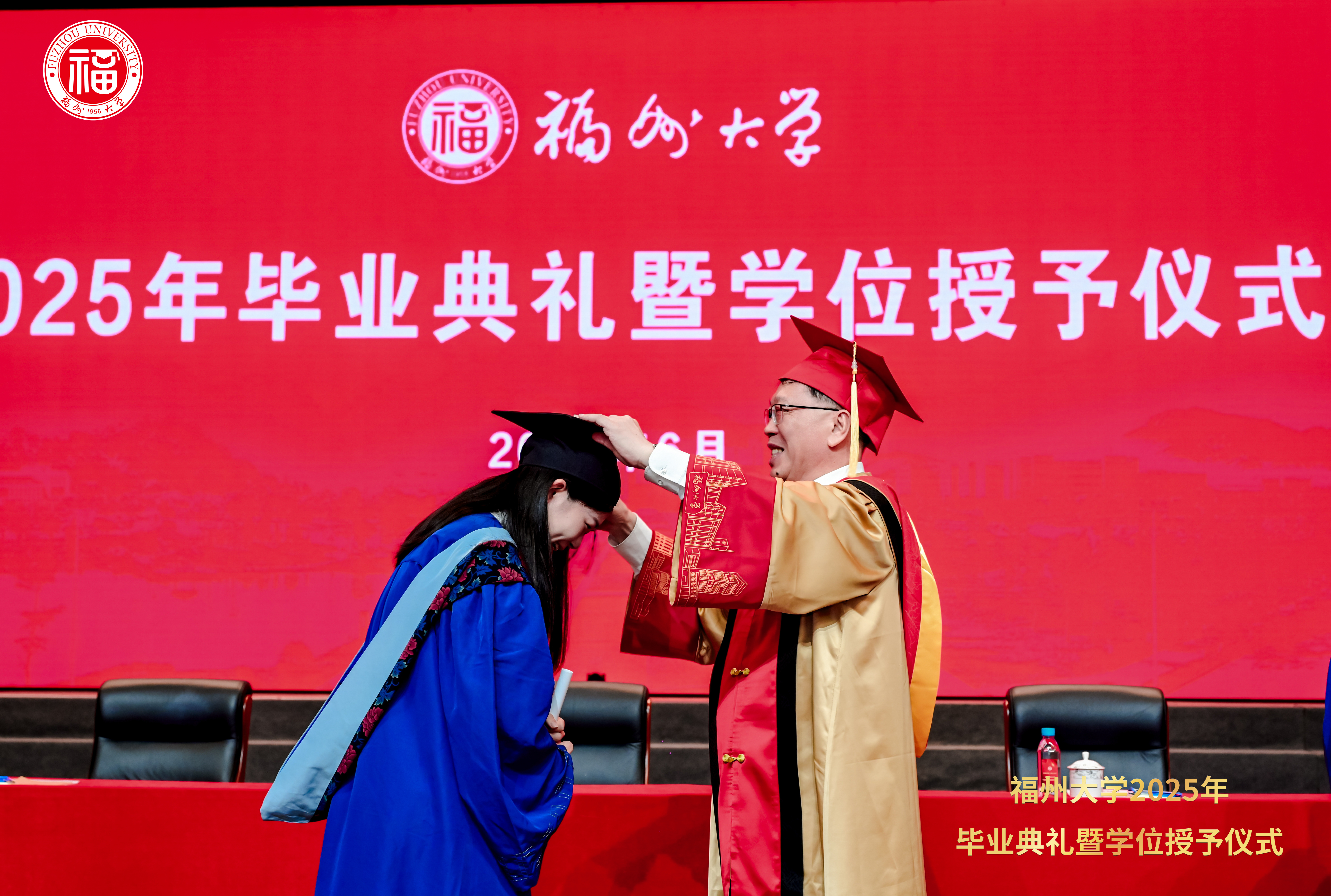 20250622毕业典礼陈国龙书记拨穗1.jpg