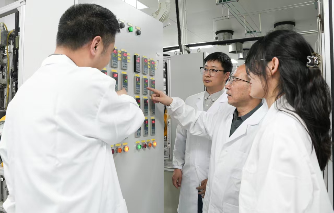 20250706支部书记鲍晓军教授开展科研项目攻关.jpg