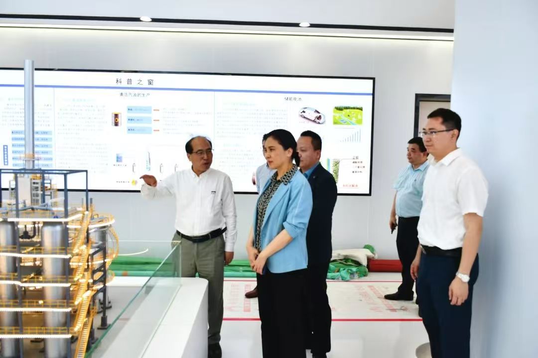 20250706支部书记鲍晓军教授向吴校长一行介绍科研成果产业化情况.jpg